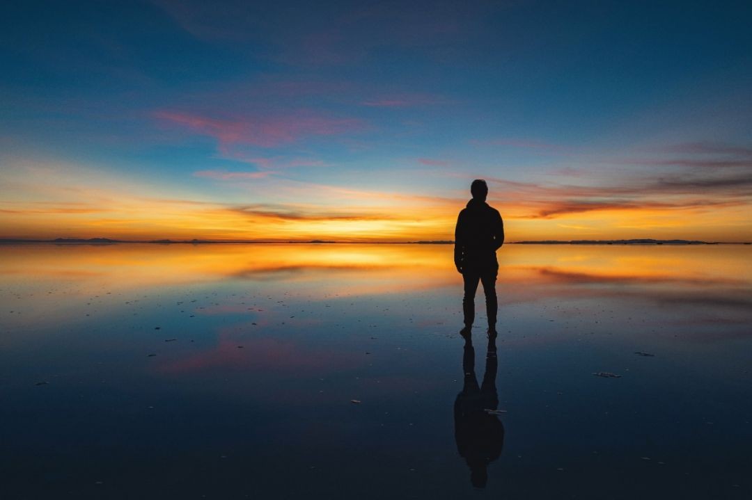 Na coluna anterior, abordamos a questão sobre como a tartaruga da inovação social vem impactando as questões globais e como isto está relacionado com a revolução humana. O filósofo, escritor e poeta japonês, Daisaku Ikeda, em seu livro Coragem, faz a seguinte definição: “Revolução Humana significar abrir os olhos amplamente e contemplar além das preocupações comuns, esforçar-se e empreender ações por algo mais elevado, mais profundo e mais vasto.” Dando continuidade, vamos entender como iniciar esta jornada que nos acompanhará continuamente. O intuito não é criar um passo a passo ou um guia, mas elencar alguns pontos que, em minha opinião, são fundamentais. São eles: acreditar no seu potencial; desenvolver um novo olhar; mapear novos horizontes; agir. Vamos detalhar um pouco mais cada um destes pontos! Acreditar no seu potencial Diversos estudos e filosofias apontam que o potencial humano é ilimitado, mas de nada adianta se cada um não enxerga o próprio potencial e, mais do que enxergar, aceitar. No cotidiano, é costumeiro nos depararmos com obstáculos e dificuldades - e é nesta hora que temos a oportunidade de iniciar a revolução em questão. Para ser boa e significativa, a revolução humana deve se basear em convicções claras. A independência em buscar esta transformação não é governada por impulsos egoístas nem pelo instinto: na verdade, está em harmonia com todas as coisas, em um espírito altruísta e de compaixão, que visa a felicidade de todos os seres. Desta forma, um dos benefícios em reconhecer o potencial inato e ilimitado é estar mais preparado para enfrentar as complexidades, as incertezas e as emergências do mundo contemporâneo, sem esquecer, é claro, das artificialidades. Desenvolver um novo olhar Absolutamente. Este ponto é primordial, porque nele reside o poder de ampliar a capacidade de percepção do mundo interior e a realidade externa. Para avançar neste ponto é importante fazer a seguinte auto reflexão: quem eu quero ser? Em quem eu desejo me tornar? Estas duas perguntas te guiarão, se respondidas de forma sincera e genuína, para um caminho onde você poderá experimentar um potencial que era, até então, desconhecido. Consequentemente, você irá expandir o leque de possibilidades e oportunidades – onde os demais só enxergam obstáculos. Só a revolução humana pode nos mostrar como utilizar os computadores e os satélites, os equipamentos e os instrumentos, os aparelhos eletrônicos e a inteligência artificial, a criptografia e o blockchain, para tratarmos as questões globais atuais para o bem da nossa comunidade local e global. Somente o novo olhar nos permite ver o quanto é importante trabalharmos em conjunto para desenvolver uma vida digna, tanto pelo simples fato do prazer de viver quanto para proteger o caminho das gerações futuras.